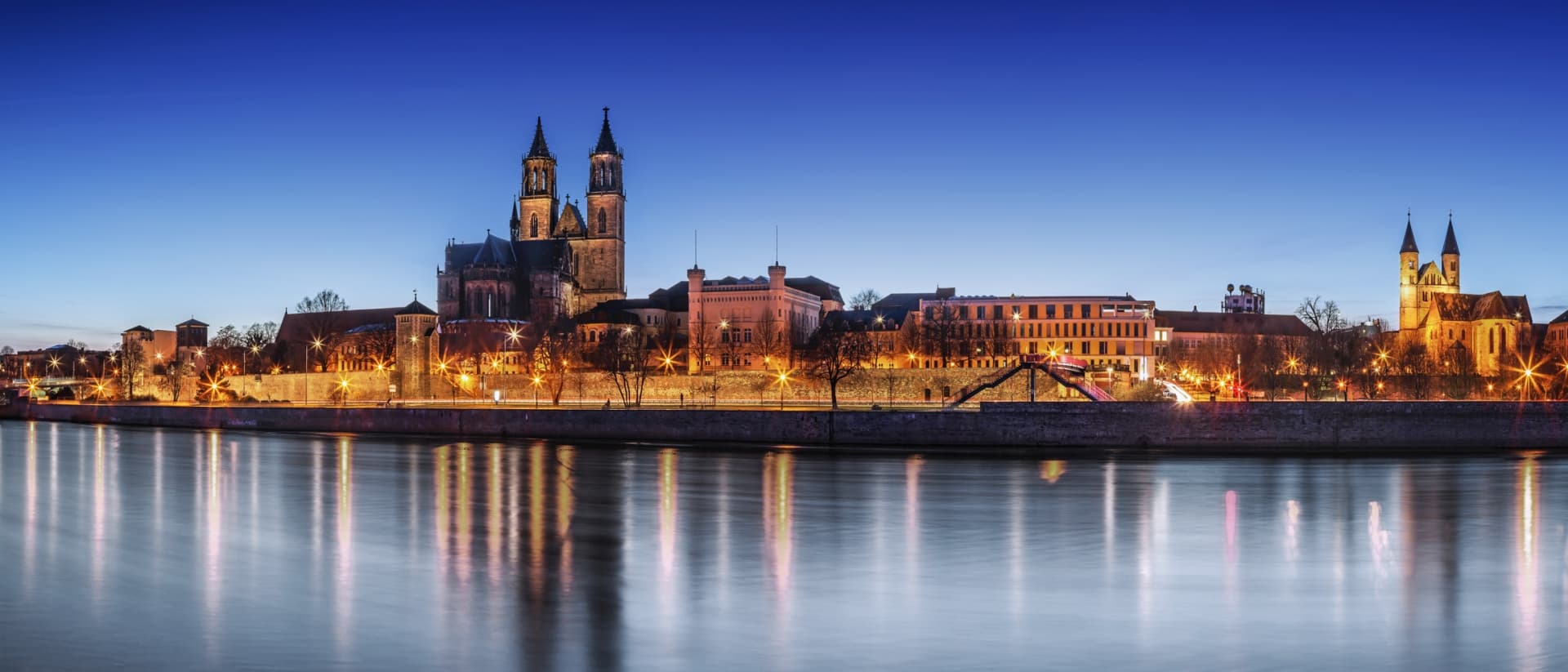 Magdeburg-Panorama an der Elbe mit Dom und Stadtsilhouette